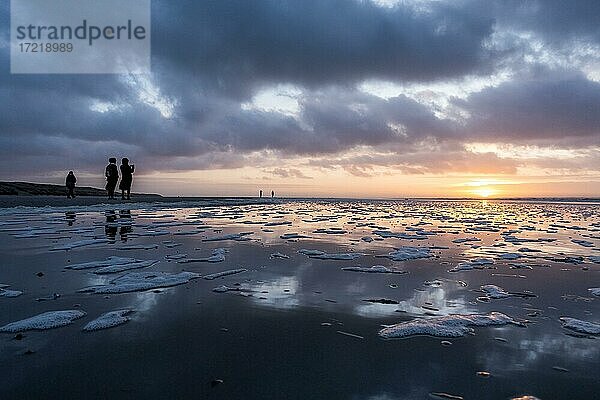 Paar macht Fotos bei Sonnenuntergang am Strand  Langeoog  Ostfriesische Inseln  Niedersachsen  Deutschland  Europa