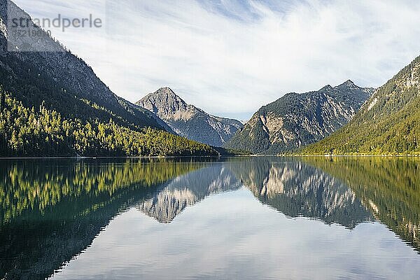 Plansee  Berge spiegeln sich im See  Ammergauer Alpen  Reutte  Tirol  Österreich  Europa