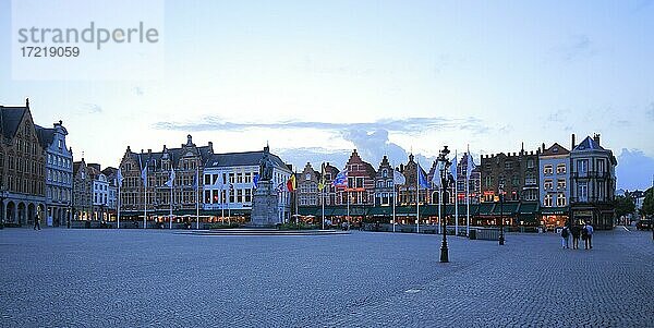 Markt mit Standbild von Jan Breydel und Pieter De Coninck und Wohnhäuser an der Nordseite des Platzes in der Abenddämmerung  Altstadt von Brügge  Benelux  Belgien  Europa