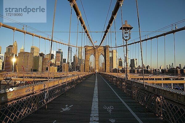 Brooklyn Bridge bei Sonnenaufgang  Brooklyn  Manhattan  New York City  New York  USA  Nordamerika