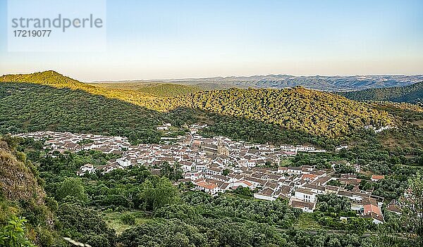 Ausblick über den Ort Alájar mit der Kirche Iglesia Parroquial de San Marcos  Abendlicht  Huelva  Spanien  Europa