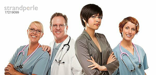 Junge multiethnische Frau mit Ärzten und Krankenschwestern vor weißem Hintergrund