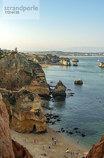 Ponta da Piedade  Strand Praia do Camilo  schroffe Felsenküste aus Sandstein  Felsformationen im Meer  Algarve  Lagos  Portugal  Europa
