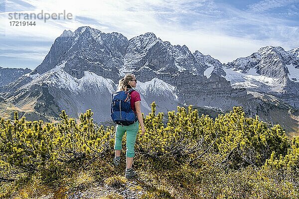 Wanderin in den Bergen  Wanderung zum Hahnkampl  Gipfel der Lamsenspitze  Mitterspitze und Schafkarspitze  Eng  Gemeinde Hinterriß  Karwendelgebirge  Alpenpark Karwendel  Tirol  Österreich  Europa