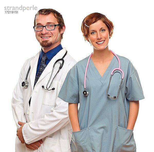 Ärzte oder Krankenschwestern oder Krankenpfleger vor weißem Hintergrund