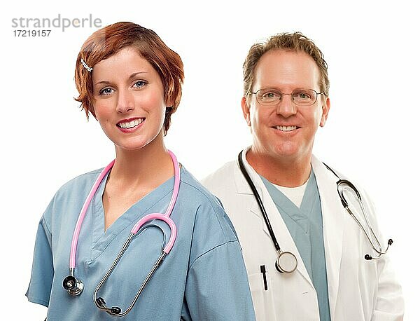 Zwei Ärzte oder Krankenschwester  Krankenpfleger vor weißem Hintergrund