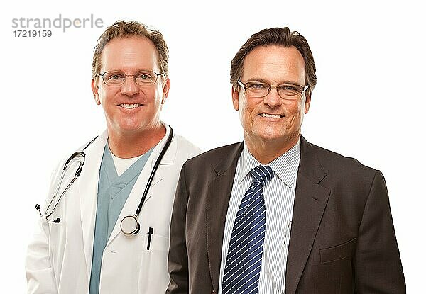 Lächelnde Geschäftsmann mit Arzt oder Krankenpfleger vor weißem Hintergrund