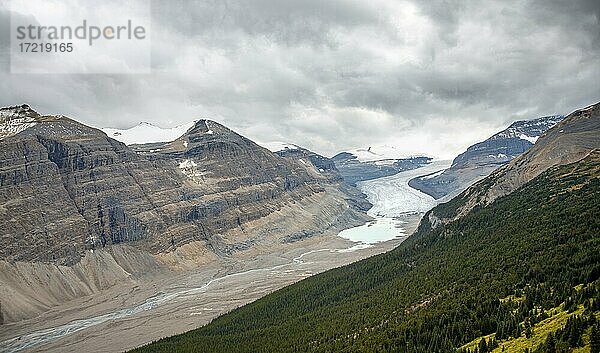 Ausblick in Tal mit Gletscherzunge  Parker Ridge  Saskatchewan Gletscher  Athabasca Gletscher  Jasper National Park Nationalpark  Canadian Rocky Mountains  Alberta  Kanada  Nordamerika