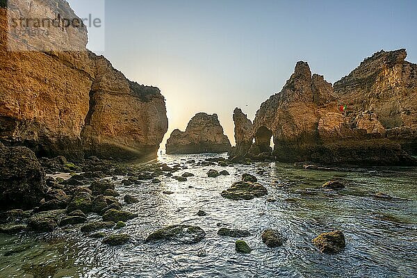 Felsformationen im Meer  Morgenlicht  Felsenküste aus Sandstein  Ponta da Piedade  Algarve  Lagos  Portugal  Europa