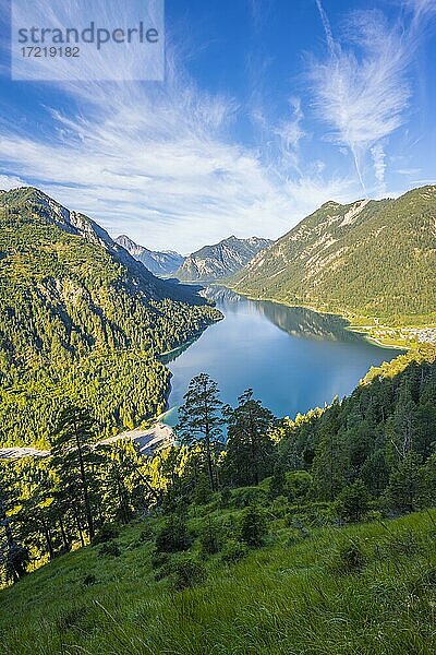 Ausblick vom Gipfel des Schönjöchl  Morgenstimmung  Plansee mit Bergen  Tirol  Österreich  Europa