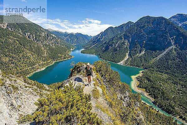 Wanderin beim Wandern am Plansee  Berge mit See  Ammergauer Alpen  Bezirk Reutte  Tirol  Österreich  Europa