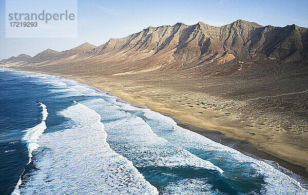Spanien  Kanarische Inseln  Fuerteventura  Luftaufnahme des Sandstrandes Playa de Cofete und Pico de la Zarza