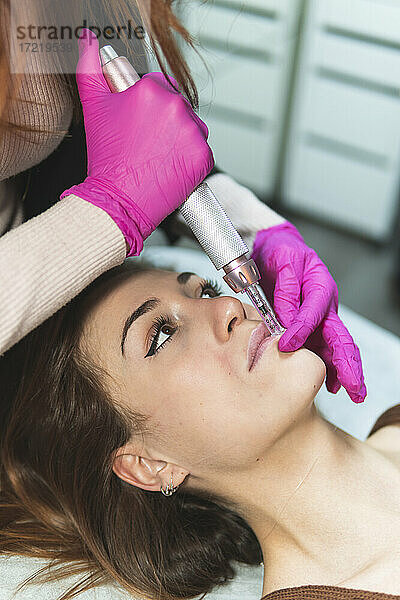 Kopf einer jungen Frau während einer Hautbehandlung im Schönheitszentrum