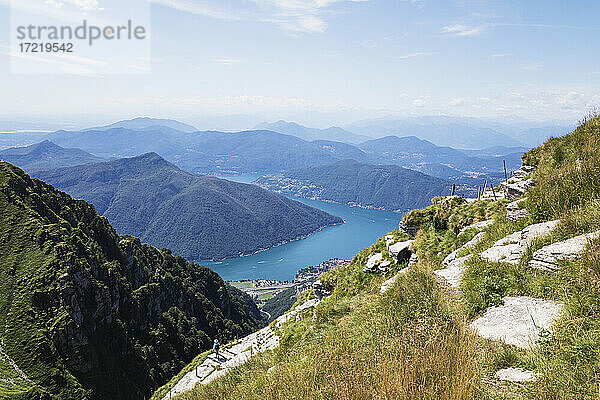 Wanderweg auf dem Gipfel des Monte Generoso mit dem Luganersee im Hintergrund