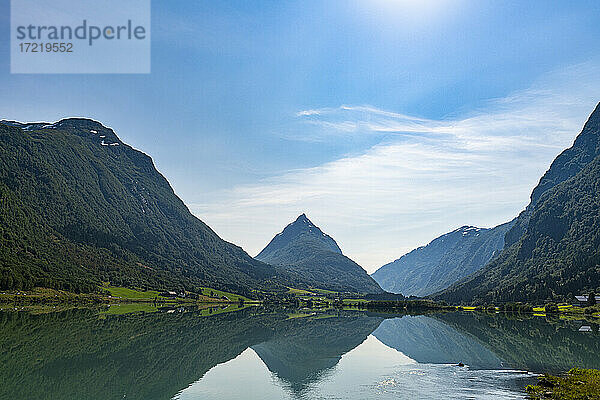 Norwegen  Byrkjelo  Berge  die sich im See Bergheimsvatnet spiegeln