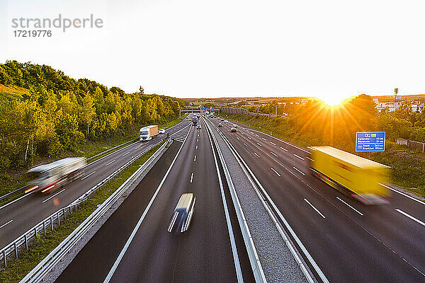 Blick auf eine Autobahn bei Sonnenuntergang  Leonberg  Deutschland