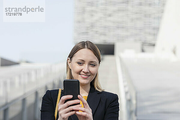 Mid erwachsenen Geschäftsmann lächelnd während der Aufnahme selfie durch Handy