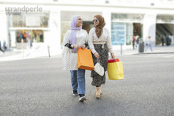Arabische Frauen  die beim Einkaufen in der Stadt die Straße überqueren