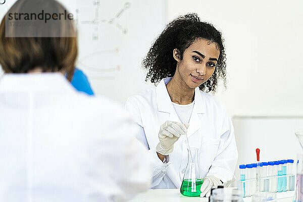 Lächelnde Forscherin bei der Arbeit im Labor mit Mitarbeiterin