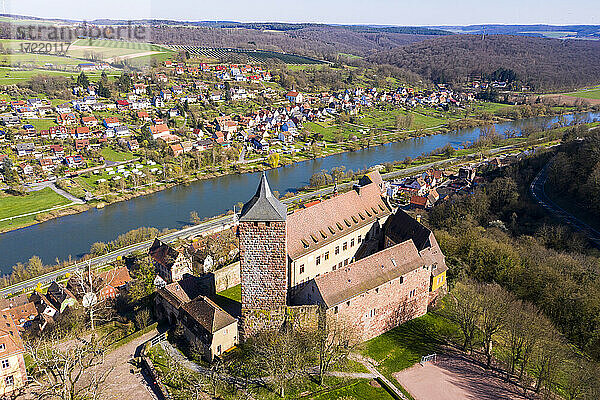 Deutschland  Bayern  Rothenfels  Blick aus dem Hubschrauber auf die Burg Rothenfels und die umliegende Stadt