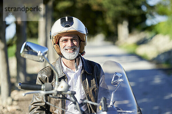 Lächelnder Mann auf dem Fahrrad sitzend während eines Ausflugs