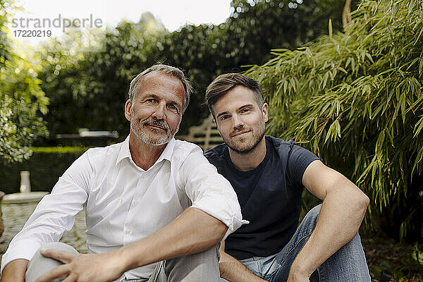Vater und Sohn sitzen im Hinterhof