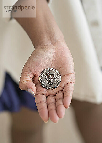 Frau hält Silber-Bitcoin