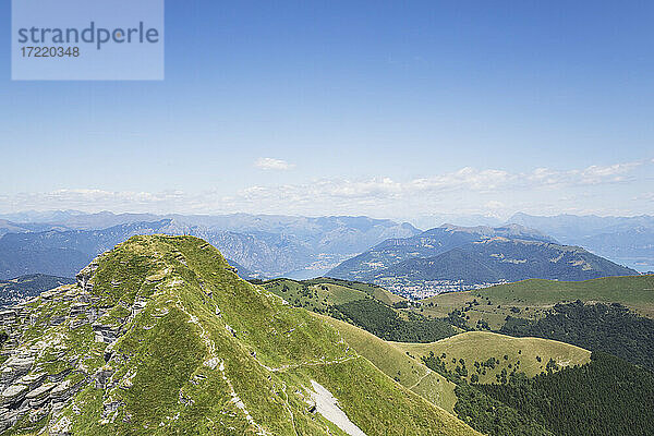 Blick vom Gipfel des Monte Generoso im Sommer