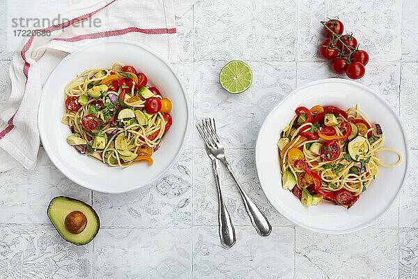 Spaghetti mit gegrilltem Gemüse  Paprika  Zucchini  Avocado  Tomate und Koriander