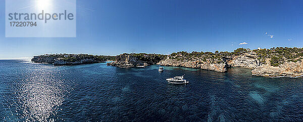 Spanien  Balearische Inseln  Santanyi  Luftaufnahme der Bucht Cala Llombards auf Mallorca