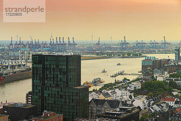 Ansicht des Hafens und der Landungsbrücken in der Abenddämmerung  St. Pauli  Hamburg  Deutschland