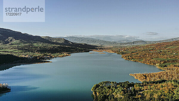 Luftaufnahme des türkisfarbenen Sees in der Mont-Rebei-Schlucht