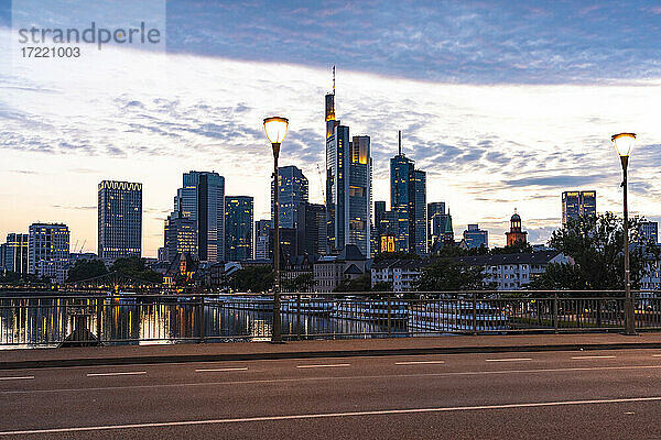 Deutschland  Hessen  Frankfurt  Alte Brucke Brücke in der Abenddämmerung mit Mainhattan Skyline im Hintergrund