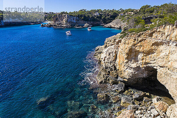 Spanien  Balearische Inseln  Cala Santanyi  Luftaufnahme der Bucht Cala Llombards auf Mallorca