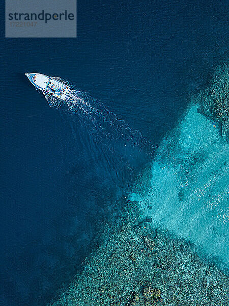 Nord Male Atoll  Huraa Insel  Luftaufnahme eines Bootes auf blauem Wasser