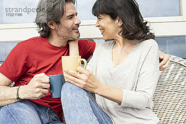 Verliebtes Paar beim Kaffee trinken auf dem Balkon