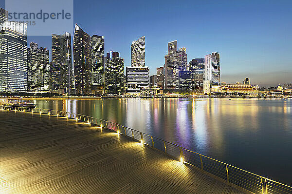 Singapur  Langzeitbelichtung der Marina Bay in der Abenddämmerung mit Wolkenkratzern im Hintergrund