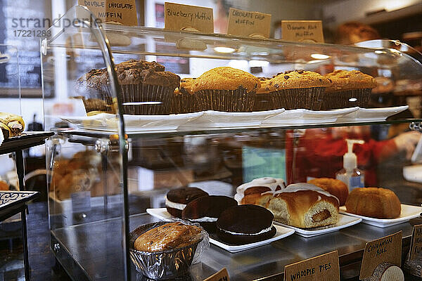 Ausgestellte Kuchen und Muffins in der Bäckerei