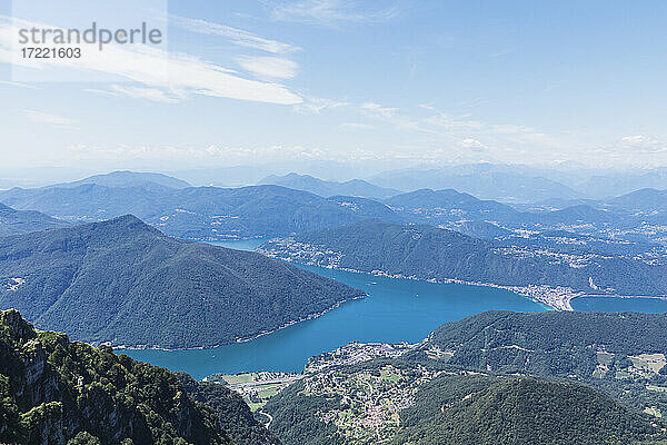 Der Luganersee vom Gipfel des Monte Generoso aus gesehen im Sommer