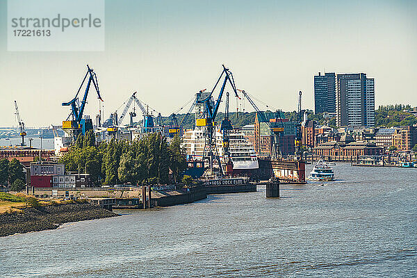 Hamburger Hafen von oben gesehen  Hamburg  Deutschland