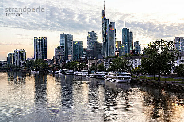 Deutschland  Hessen  Frankfurt  Mainufer und Mainhattan Skyline bei Sonnenuntergang