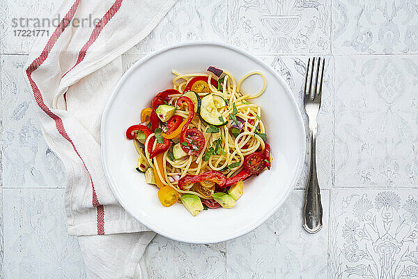 Spaghetti mit gegrilltem Gemüse  Paprika  Zucchini  Avocado  Tomate und Koriander