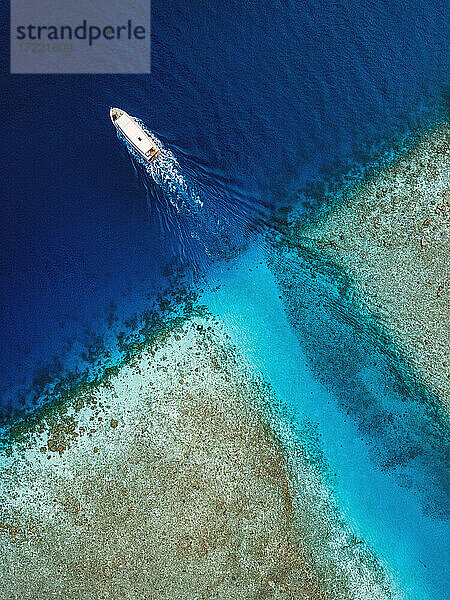 Luftaufnahme eines Segelboots in der Nähe der Küste der Insel Thulusdhoo  Malediven
