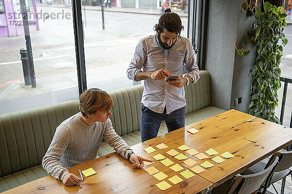 Männliche Mitarbeiter beim Brainstorming in einem Coworking-Büro