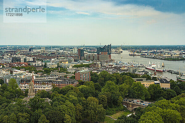 Stadtbild mit Elbphilharmonie  Hamburg  Deutschland