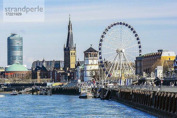 Deutschland  Dusseldorf  Architektur und Riesenrad am Flussufer