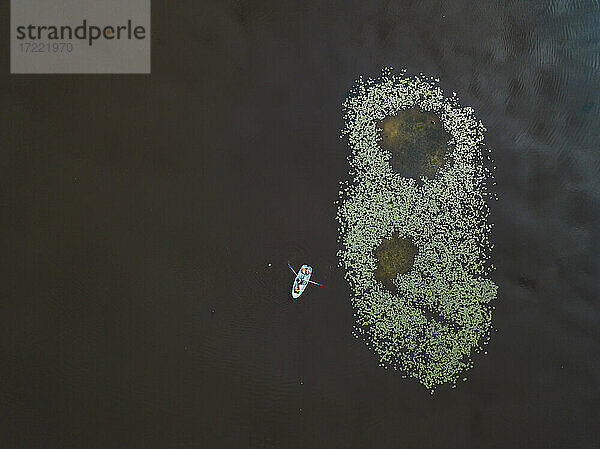 Luftaufnahme eines Bootes auf einem Teich  Tichwin  Russland