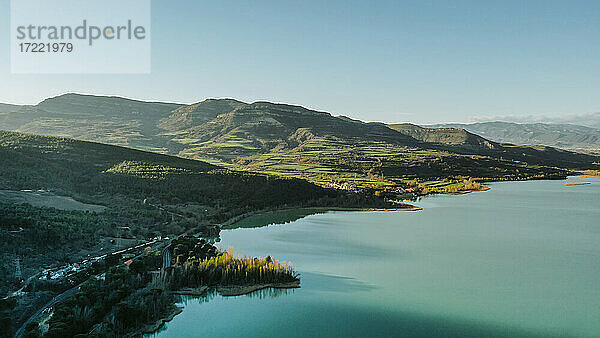 Luftaufnahme des türkisfarbenen Sees in der Mont-Rebei-Schlucht