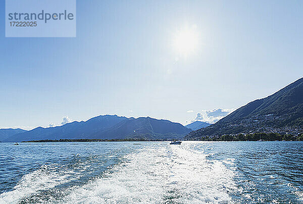 Schweiz  Tessin  Locarno  Lago Maggiore  umgeben von Bergen