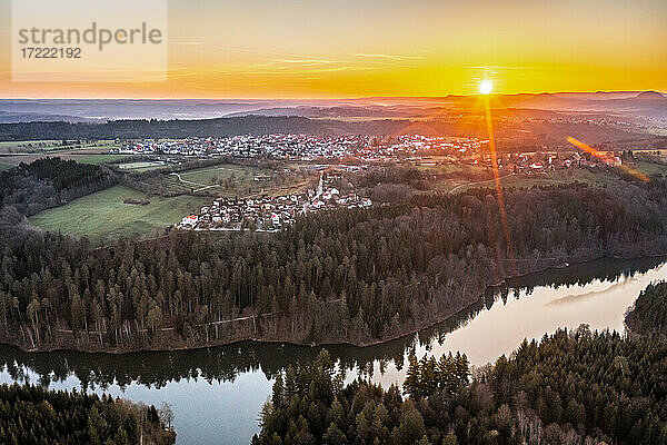 Sonnenaufgang über dem Schwäbischen Wald  Baden Württemberg  Deutschland